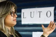 Mayane, filha de um dos donos do mercado, lamenta a morte de Alexsandro
