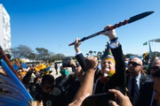 Presidente Bolsonaro desce a rampa do Palácio do Planalto e cumprimenta indígenas ligados ao agronegócio. 