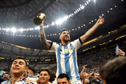 Messi sendo carregado pelos companheiros