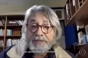 Sérgio Chapelin surgiu com um look totalmente despojado no Fantástico