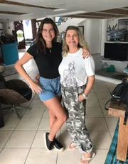 Ela está hospedada na casa da mãe de Flávia Alessandra e acompanha de perto o trabalho do ex-namorado