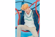 <b>Jin</b> (Kim Seokjin) é o mais velho do grupo e foi descoberto nas ruas. Na época, ele não sabia cantar, mas eventualmente aprendeu e gravou a faixa Epiphany, usada no trailer do novo álbum