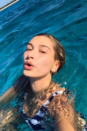 A dica de beleza da modelo está em lavar o rosto e tomar banho com água do mar