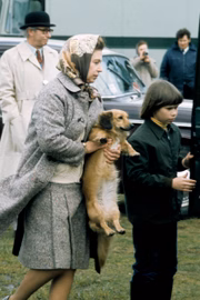 A rainha com a sobrinha, Sarah. A monarca segura um dos cachorrinhos de estimação 