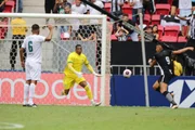 Após belo passe de Victor Sá, Tiquinho Soares faz belo gol