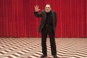 Phillip Gerard (Al Strobel), o homem de um braço só: tentativas de comunicação com Dougie Jones/Dale Cooper.