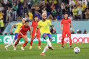 Neymar do Brasil marca o segundo gol do time de pênalti contra a Coreia