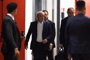 Presidente eleito Lula saindo da sede do Gabinete de Transição