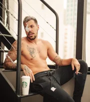 Chegando a assumir que, sim era um "macho escroto"