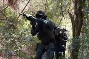 Policial do COE em ação no meio de região de mata no litoral de SP