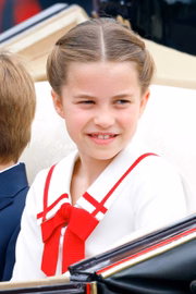 Princesa Charlotte na comemoração do avô paterno, o rei Charles III 