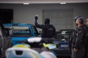 Youtuber costuma ostentar carros importados