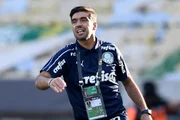 Abel Ferreira dando instruções para o Palmeiras durante a partida