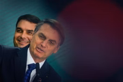 Jair Bolsonaro e o senador Flávio Bolsonaro