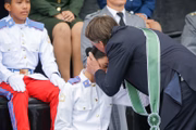 Bolsonaro beija a filha Laura, aluna do Colégio Militar de Brasília (CMB), em cerimônia no Quartel-General do Exército.