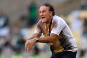 Cuca dando instruções para o Santos durante a partida