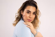 Formada em estética e cosmetologia, Naiara gravou o primeiro DVD em 2013. No entanto, foi em 2016, com a música 50 Reais, que ganhou reconhecimento nacional