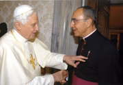Papa Bento XVI em conversa com o padre João Scognamiglio Clá Dias