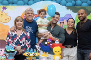Aniversário de Léo, filho de Marília Mendonça. Pai, Murilo Huff, ao lado da mãe da cantora, Ruth