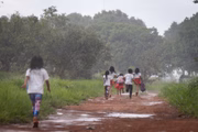 No período de chuva, o caminho se transforma em lama: o jeito é correr para chegar à parada de ônibus
