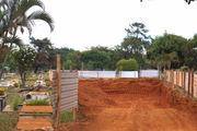 O túmulo estão ao lado da cerca que separa o local das obras