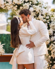 Larissa Manoela comemora um mês de casada: "Bodas de beijinho"