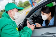 Por exemplo, se nos postos o litro do álcool custa R$ 5,00 e o da gasolina está chegando a R$ 7,00, dividindo o primeiro pelo segundo, o resultado será R$ 0,71. Ou seja, nesse caso, o álcool será mais vantajoso