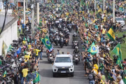 À espera do presidente, apoiadores de Bolsonaro se aglomeram e travam o trânsito, para o passeio de moto pelo Rio de Janeiro