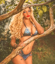 Belíssima de peruca loira