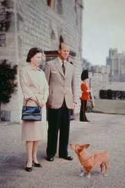 Em 1959, Elizabeth e Philip. Ao lado do casal, um dos pets 