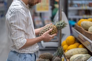 Abacaxi pode ser encontrado facilmente em mercados ou feiras 