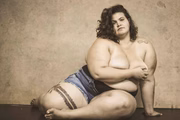 Thais Carla tem 25 anos e pesa 140 kg. Ela trabalhou durante 4 anos no programa "Legendários" da Record