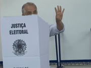 Márcio França (PSB) vota no Itaim Bibi em São Paulo