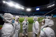 Pessoal responsável pela higienização das áreas do estádio antes das partidas da Libertadores