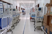 Incubadoras quebradas no corredor do Hmib