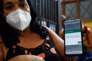 Luciene não conseguiu passar pela catraca. Ela mostra o print que comprova a realização do cadastro no site indicado pela RMTC