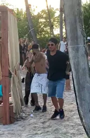 Neymar ainda troca algumas palavras com elas