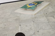 Quadro Bandeira do Brasil foi encontrado boiando na água 