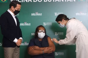 Enfermeira Monica Calazans recebe segunda dose da Coronavac em São Paulo