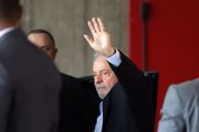 Lula chega pela primeira vez ao CCBB, onde se reúne o gabinete de transição