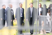 Presidente Jair Bolsonaro conversa com apoiadores, ao deixar o Palácio da Alvorada