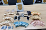 Dinheiro e drogas apreendidas com suspeito