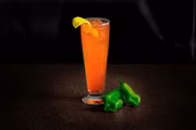 Lahtina: Tequila Jose Cuervo Especial Silver infusionada com pimenta-de-cheiro, Aperol e abacaxi