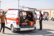 Ambulâncias do Egito esperam para passar pela passagem de fronteira de Rafah para transportar palestinos gravemente feridos após ataques israelenses