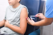 Adolescentes entre 10 e 11 anos, acompanhados de seus responsáveis, acordaram cedo nesta sexta-feira (9/2) para garantir a aplicação da primeira dose da vacina contra a dengue no Distrito Federal