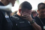 Colega emocionado no sepultamento de Bruno