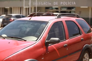 Vítima de 17 anos reconheceu carro vermelho como sendo o usado no crime