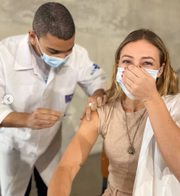 Atriz elogiou trabalho do profissional de saúde que a imunizou 