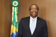 Quando era presidente do FNDE, Decotelli passou 23% do tempo viajando 