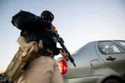 Fortemente armados, agentes da PRF buscam pelo assassino